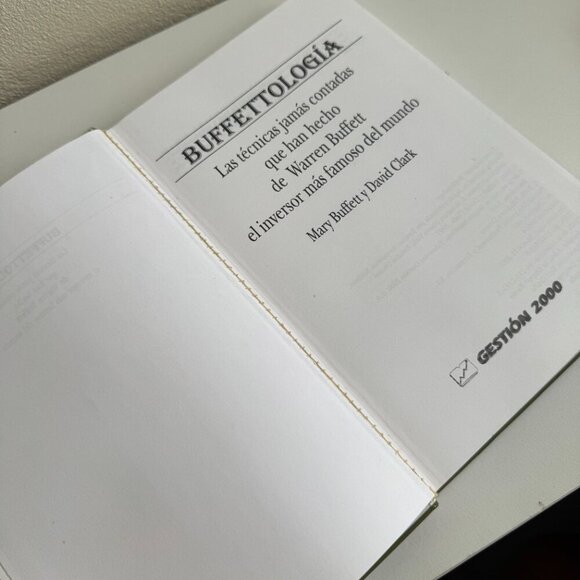 Buffettología – Mary Buffett y David Clark (Tapa dura, en español) - Picture 2 of 4